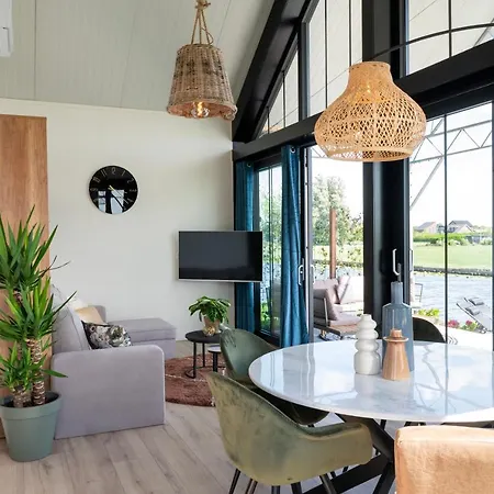 4 To 6 Persons Waterfront Roelofarendsveen