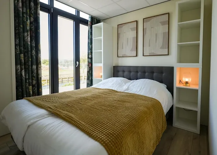 4 To 6 Persons Tulpenacker Waterfront Villa Roelofarendsveen